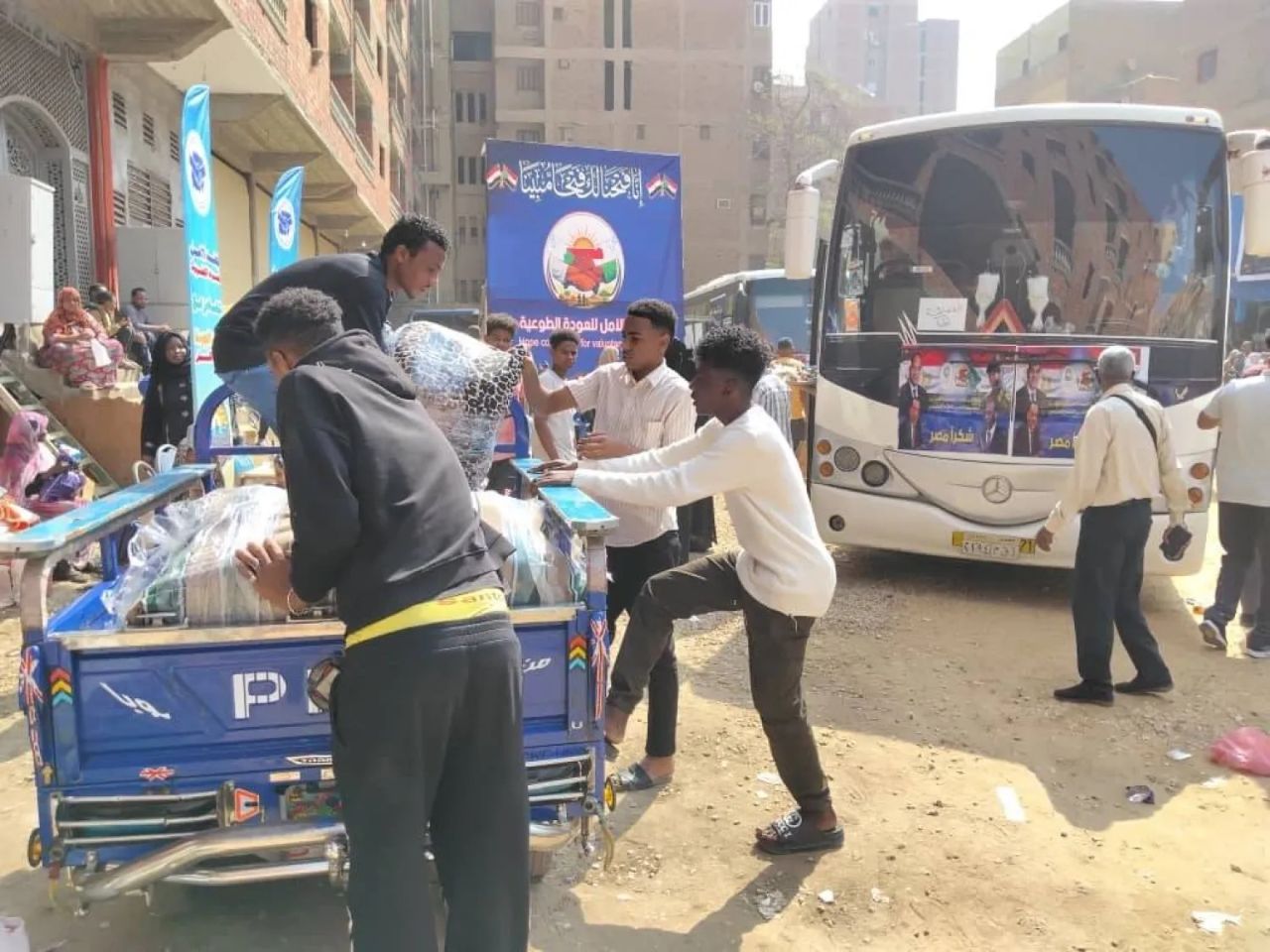 لجنة الأمل: تفويج 8700 عائد طوعياً من مصر عبر 174 حافلة